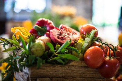 Украшение стола с овощами и фруктами