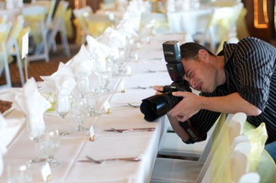 Фотограф снимает за кулисами элементы праздничного стола